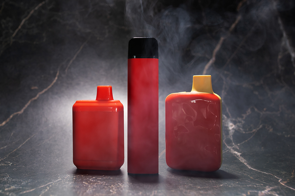 Diferentes modelos de vapes, representando o uso crescente de cigarros eletrônicos