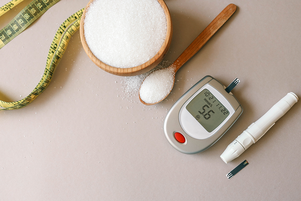 Imagem conceitual sobre diabetes com açúcar, medidor de glicose, fita métrica e caneta de insulina, representando controle e prevenção da doença