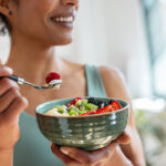 Prato saudável, representando os alimentos que ajudam a melhorar a circulação e aliviar sintomas de varizes.